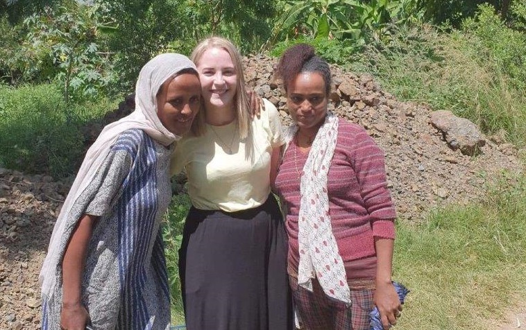 Ingrid sammen med jenter fra landsbyen Aliyu Amba. Foto: Atle Eikeland