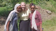 Ingrid sammen med jenter fra landsbyen Aliyu Amba. Foto: Atle Eikeland