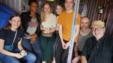 På bildet ser vi f.v. Hannah, elev ved KVT; Meskerem som får støtte fra prosjektet; Miriam, Maren og Aleksander, elever ved KVT; Frode, lærer ved KVT og helt til høyre Espen Schiager Topland som er rådgiver for migrasjon fra NMS.