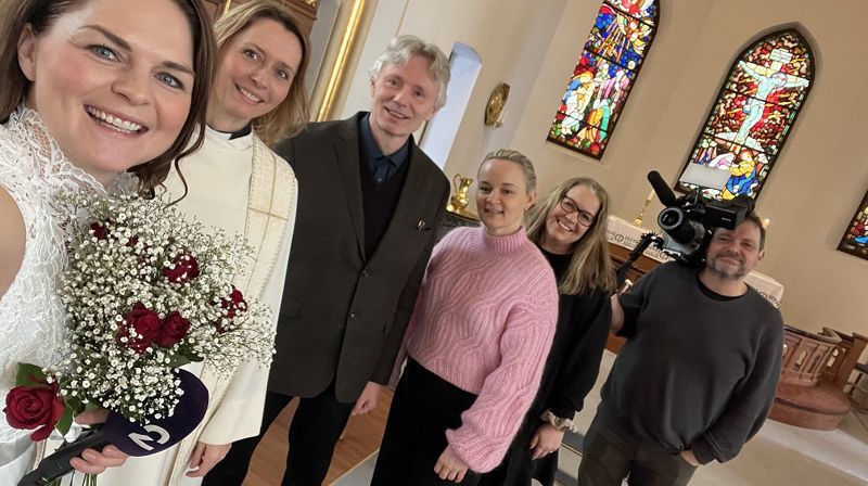 God morgen Norge besøkte oss før vi åpnet dørene på Valentines dagen. Her har journalist Sonja tatt på seg brudekjole for anledningen, og står sammen med prost Kjerstin, kantor Jostein, pynte-komité Hanne og Linda, samt fotograf Espen.