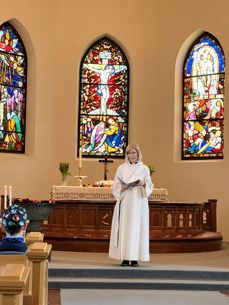 Bilde av Jenny Marie Ågedal i Ås kirke. Foto: Kristine Thorstvedt