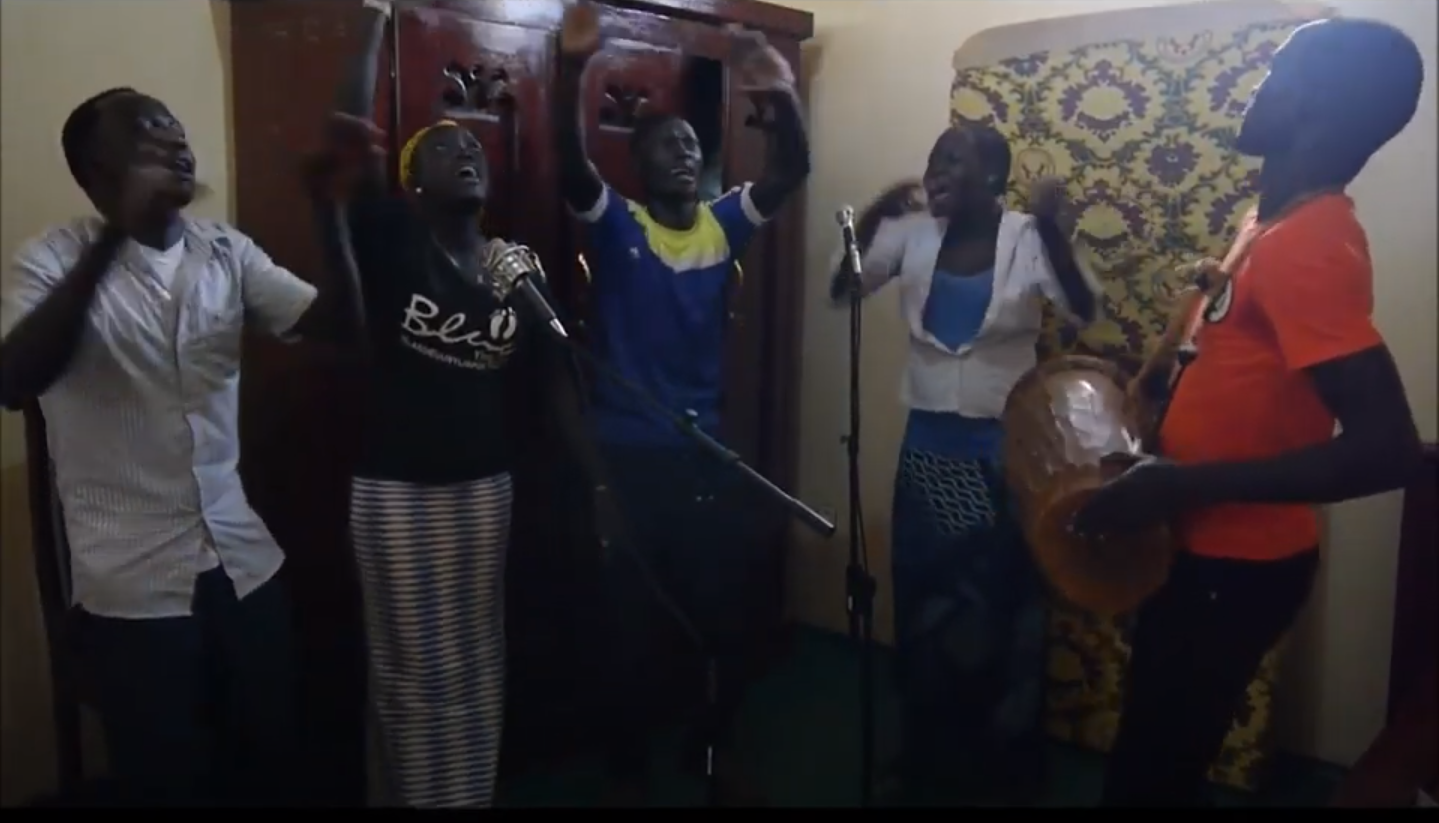 Ungdommer fra Gumuzfolket som synger sanger på sitt eget språk. Se film under lenker nederst på siden.