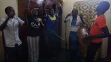 Ungdommer fra Gumuzfolket som synger sanger på sitt eget språk. Se film under lenker nederst på siden.