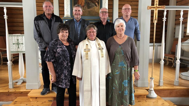 Foran fra venstre: Bjørg Bente Svorkmo Fløyten, vikarprest Tora Samset, Wenche Nordskaug. Bak fra venstre: Bjørn Egil Westad, Hans Kristian Smedsrud, Helge Bakke, Torleif Kvarme.