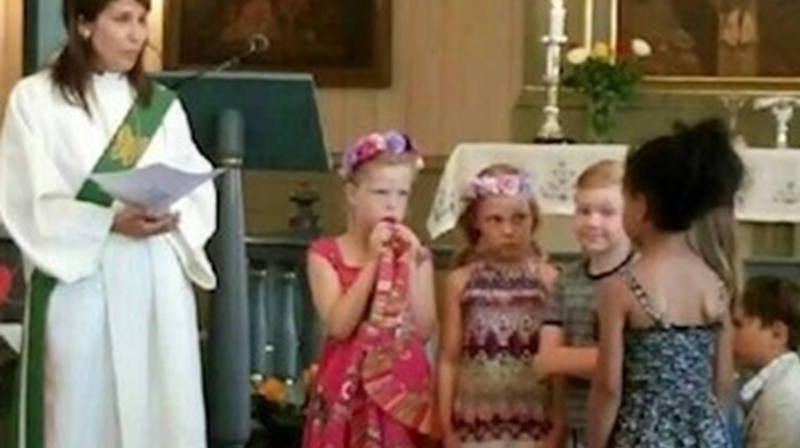 Bildet er fra blomsterfest i Nordby kirke.