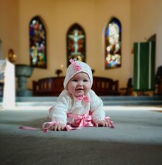 Tekst: prost Kjerstin Jensen. Bilde av dåpsbarnet Othilie Edstrøm Eidsvold i Ås kirke, Foto: Anniken Edstrøm