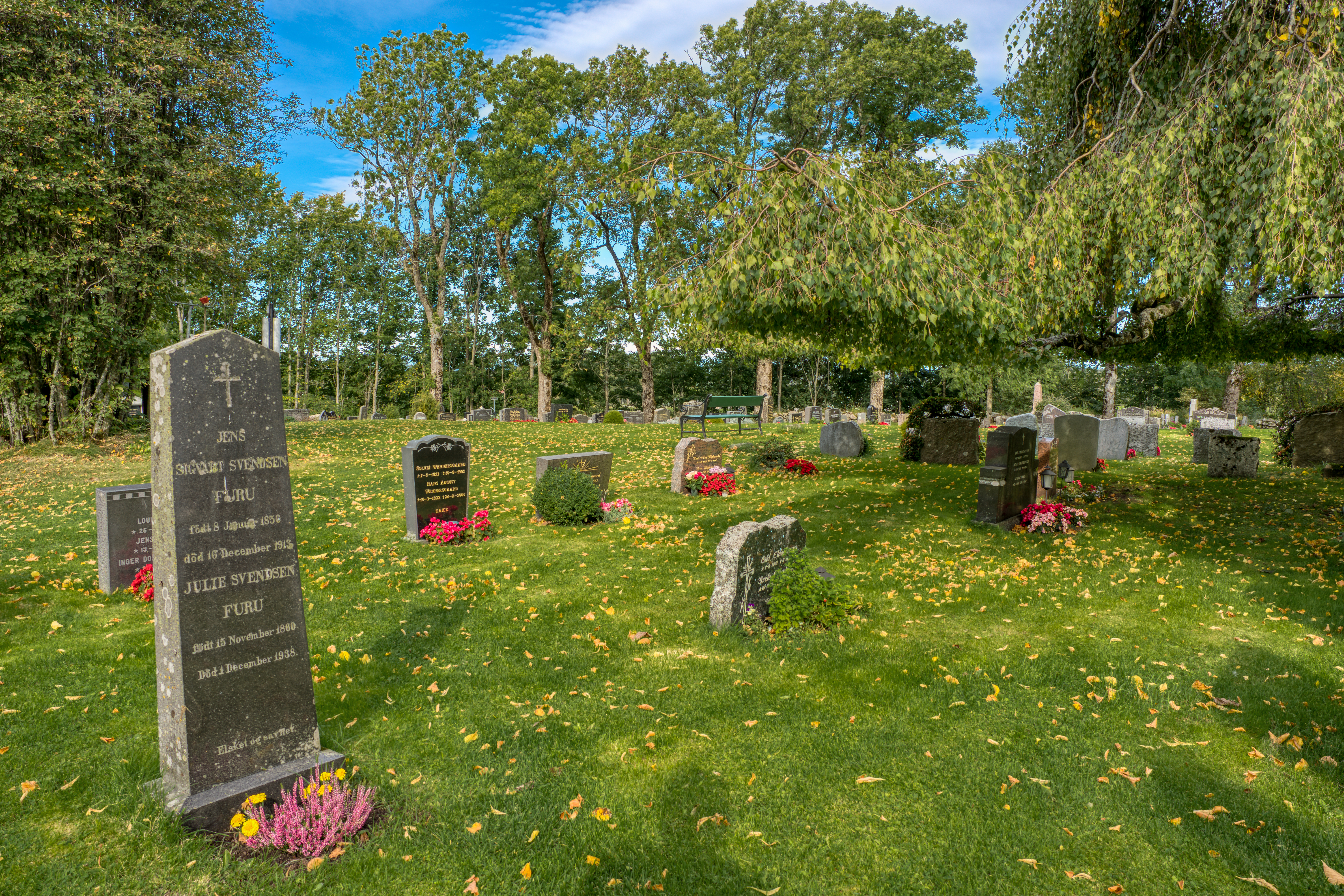 Bilde: Minnesmerker på gravplassen