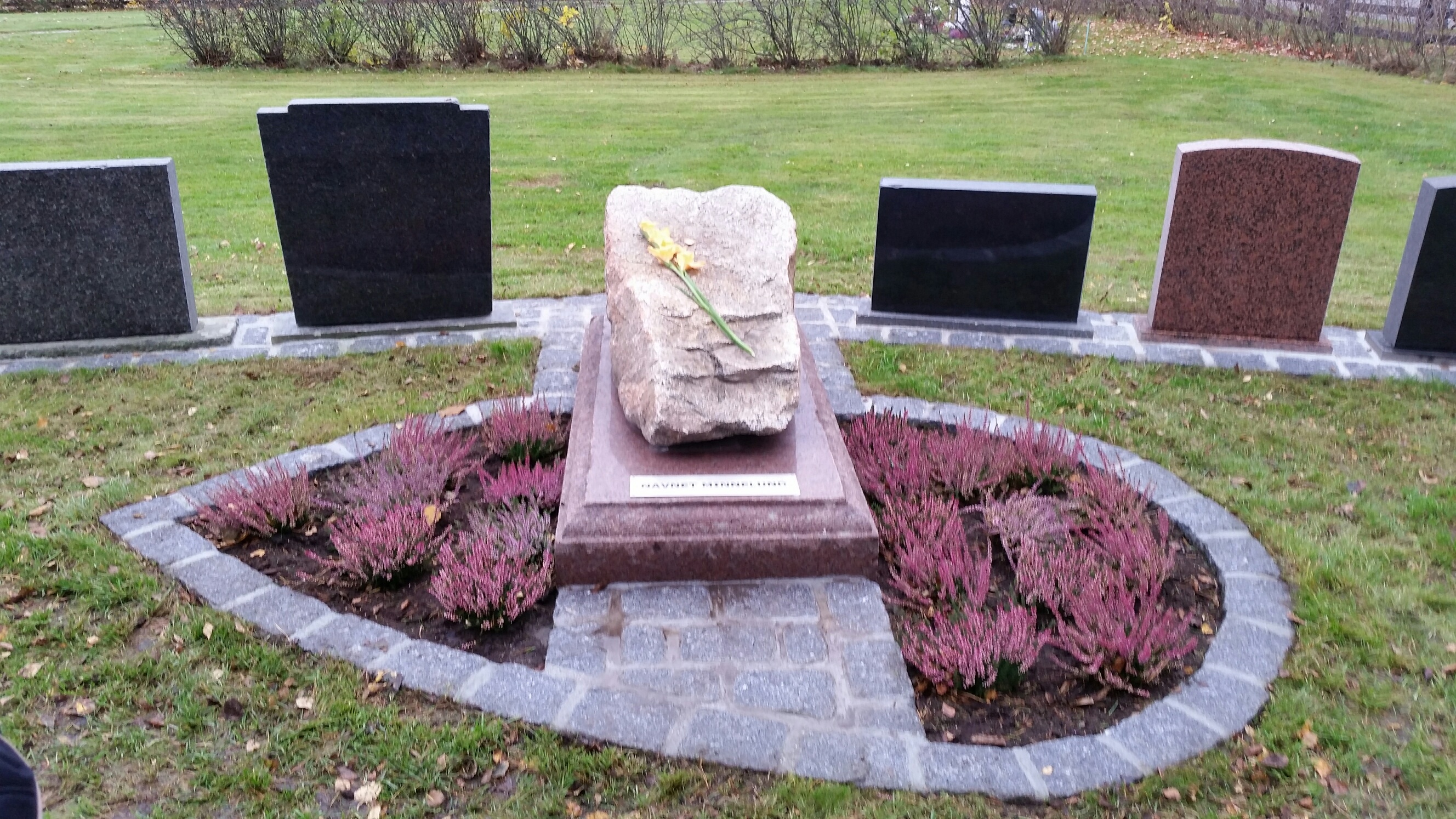 Bilde av minnesmerker på navnet minnelund, Ås kirkegård