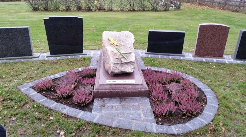 Bilde av minnesmerker på navnet minnelund, Ås kirkegård