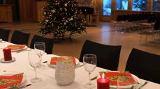 Ås arbeidskirke adresse: Drottveien 41, 1434 Ås. Synstolkning: dekket bord fra julefeiringen i 2023.