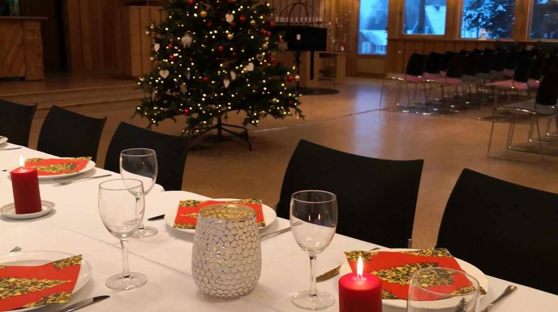 Ås arbeidskirke adresse: Drottveien 41, 1434 Ås. Synstolkning: dekket bord fra julefeiringen i 2023.