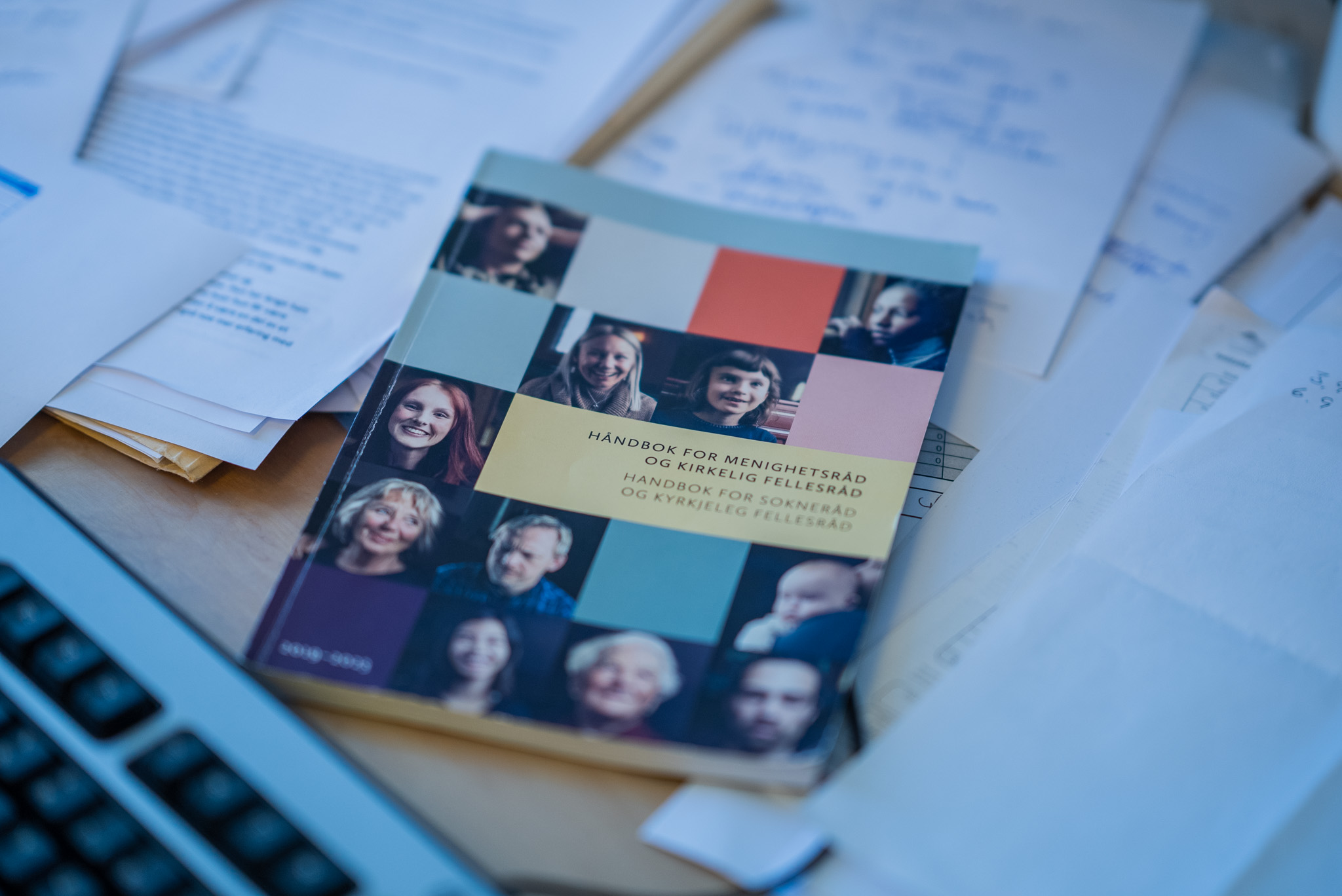 Illustrasjonsfoto av håndbok for menighetsråd og kirkelige fellesråd