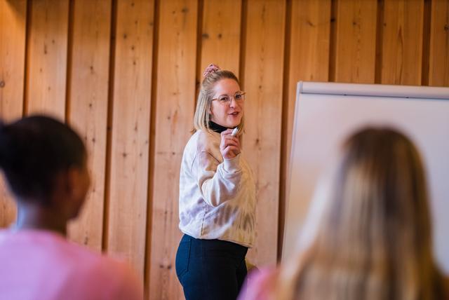 Ved konfirmasjon i kirka får du noe mer, noe ekstra. Du lærer om kristen tro og tradisjon. Illustrasjonsbilde. (Foto: Torstein Kiserud)