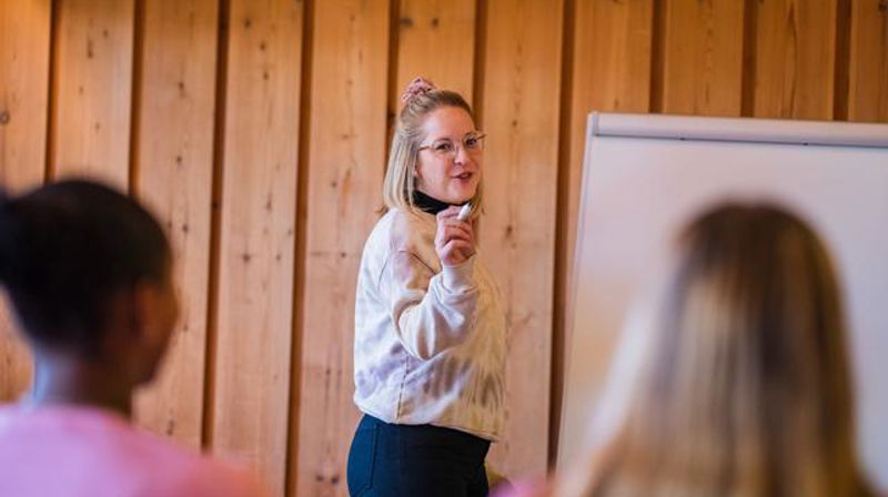 Ved konfirmasjon i kirka får du noe mer, noe ekstra. Du lærer om kristen tro og tradisjon. Illustrasjonsbilde. (Foto: Torstein Kiserud)