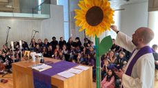 Sammen for frihet og fred i Ukraina. Fra gudstjeneste i Vardåsen kirke. Foto Asker kirkelige fellesråd