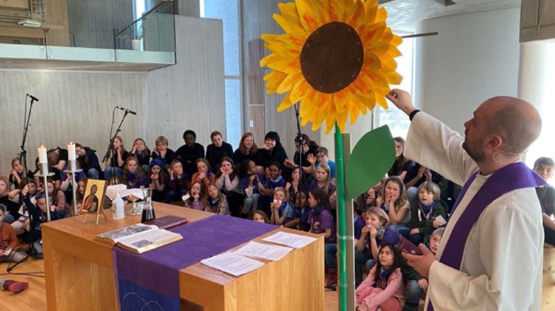 Sammen for frihet og fred i Ukraina. Fra gudstjeneste i Vardåsen kirke. Foto Asker kirkelige fellesråd