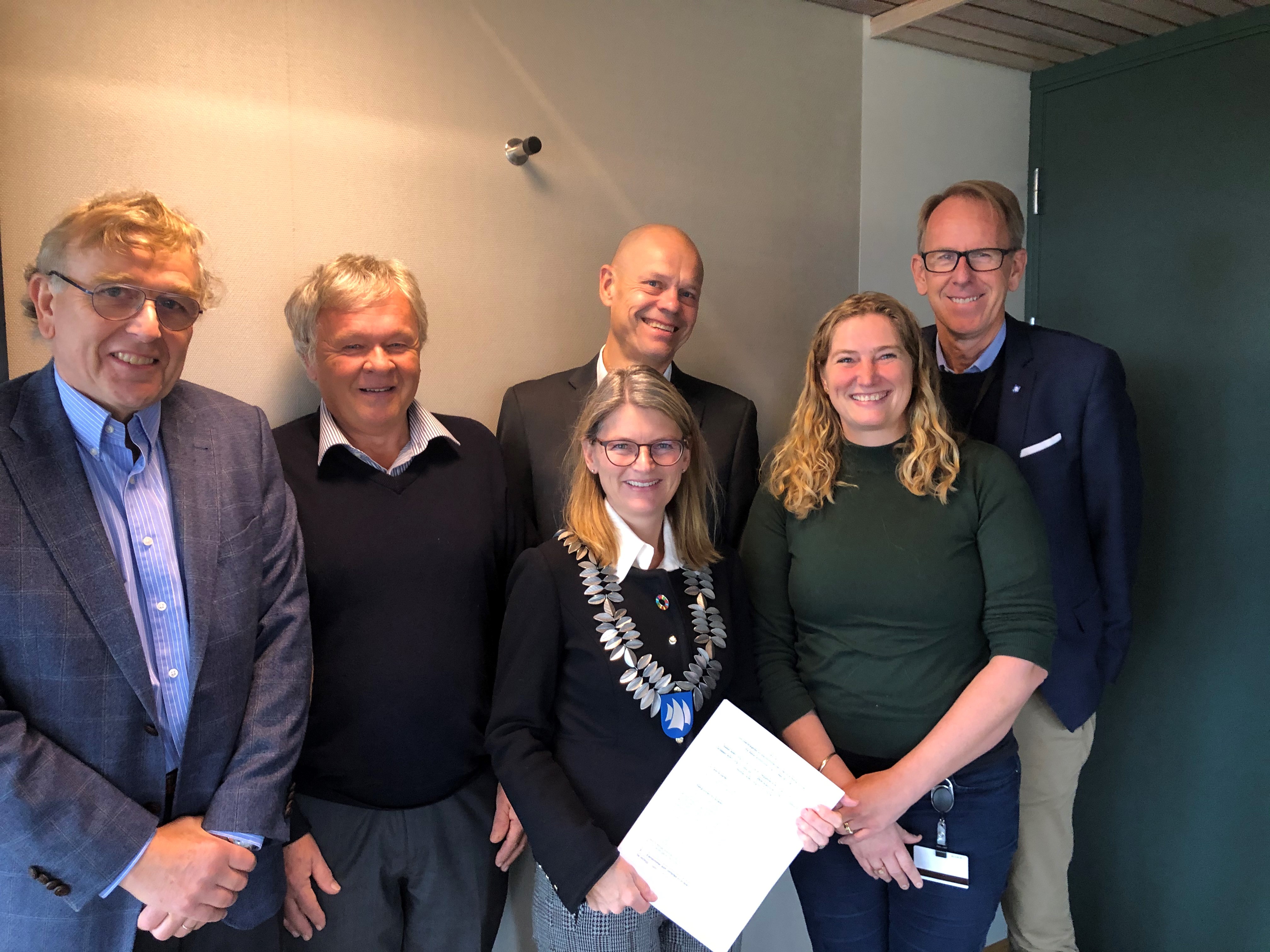 Signeringsmøte på Asker rådhuset: Fra venstre Ole-Johnny Yggeseth (Asker kirkelige fellesråd), Nils Inge Haus (leder av Asker kirkelige fellesråd), ordfører Lene Conradi, kirkesjef John Grimsby, Kjersti Myhra (Rådgiver, Asker kommune) og kommunaldirektør Ragnar Sand Fuglum