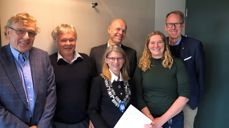 Signeringsmøte på Asker rådhuset: Fra venstre Ole-Johnny Yggeseth (Asker kirkelige fellesråd), Nils Inge Haus (leder av Asker kirkelige fellesråd), ordfører Lene Conradi, kirkesjef John Grimsby, Kjersti Myhra (Rådgiver, Asker kommune) og kommunaldirektør Ragnar Sand Fuglum