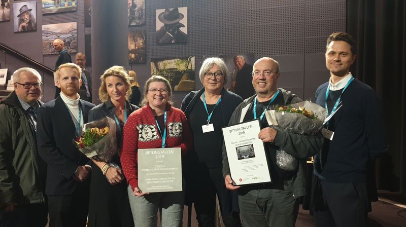 En lykkelig gjeng! Fra venstre Geir Ådnanes (Røyken kirkelige fellesråd), Joachim Midjo Andersen (Hille Melbye arkitekter), Kaja Melbye (Hille Melbye arkitekter), Øyvor Sekkelsten (Asker kirkelige fellesråd), Aina Dahle (Einar Dahle Arkitekter), Snorre Larsen (Kristoffer Apeland AS), Mikkel Haavaldsen (Hille Melbye arkitekter)