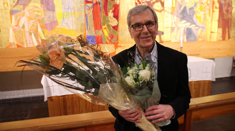 Einar Solbu takkes for frivillig arbeid i Asker Kirkeakademi. Foto: Inge Westly