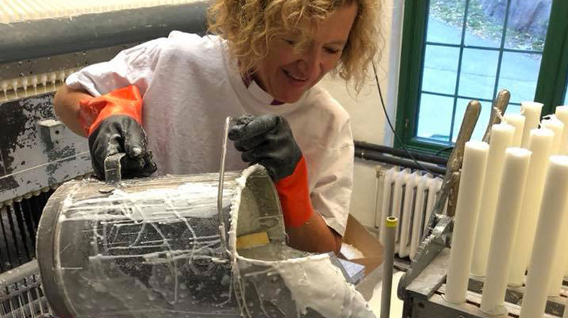 Biskop Kari Veiteberg var på besøk og støpte Ridderlys