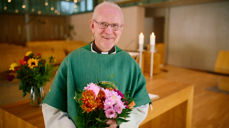 Dennis Larsen ved avslutning av vikariatet som prest i Vardåsen menighet. (Foto: Sven Erling Brusletto).