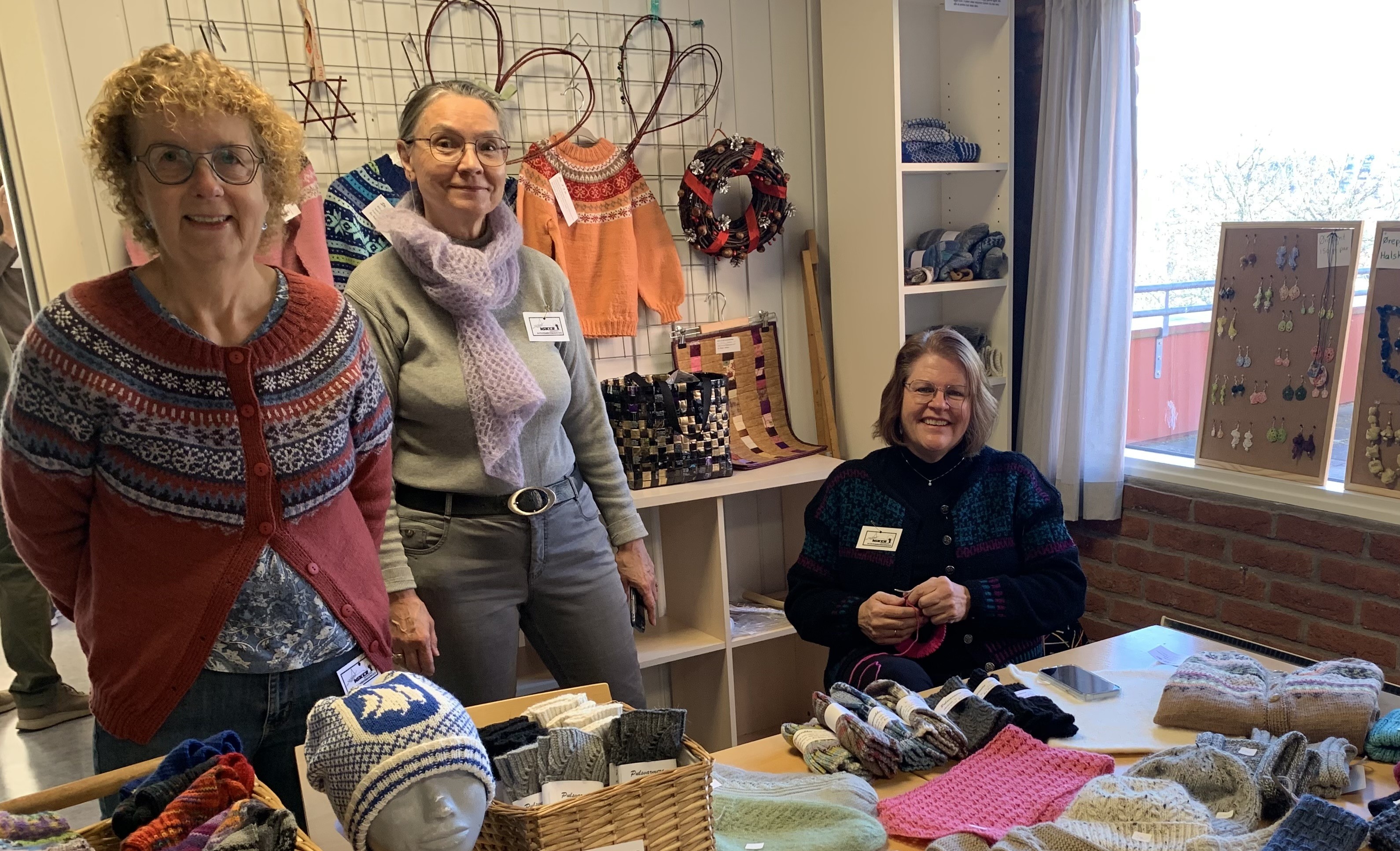 Håndarbeidsdamene på Novembermarkedet