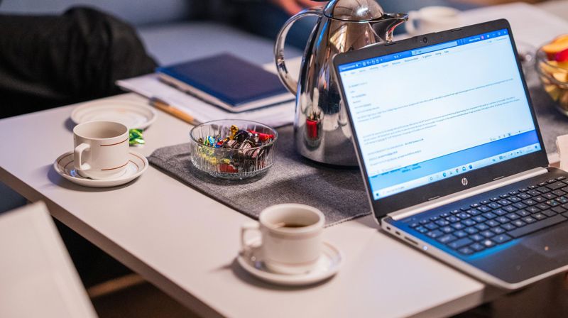 Møtebord med pc og kaffekopper