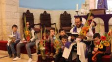 Prest og barn i kirken i Beit Jala