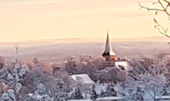 Foto: Karoline Astrup - vinterkirken fotografert fra "hjemmekontoret"