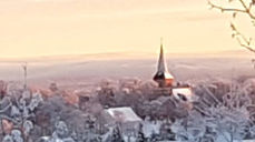 Foto: Karoline Astrup - vinterkirken fotografert fra "hjemmekontoret"