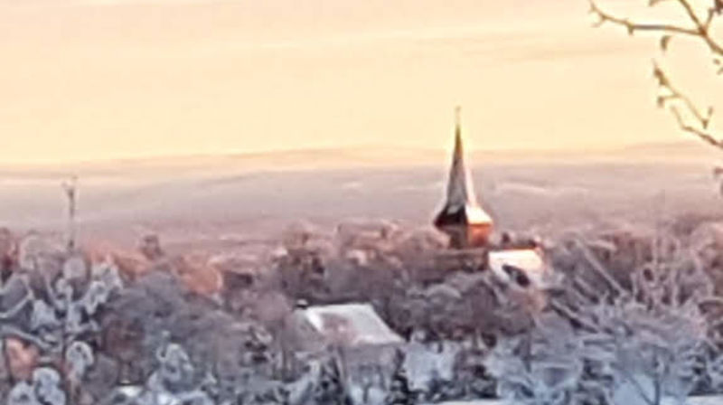 Foto: Karoline Astrup - vinterkirken fotografert fra "hjemmekontoret"
