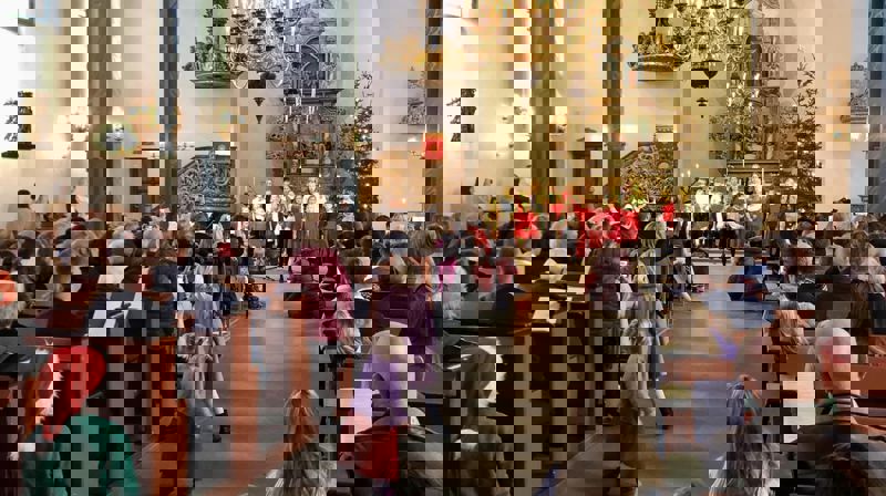 Til sammen 2297 mennesker kom til kirken julaften 2022. Foto: Dagrun Røyrvik