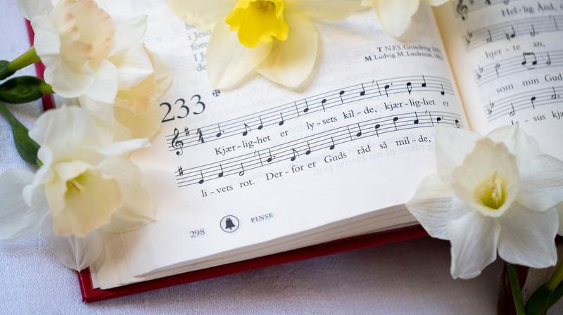 Salmebok og pinseliljer. Foto: Kirkerådet