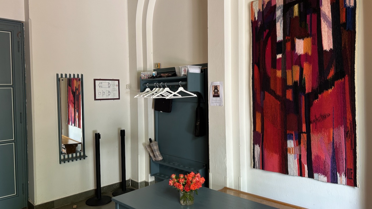 Våpenhuset i Asker kirke tar vennlig imot.