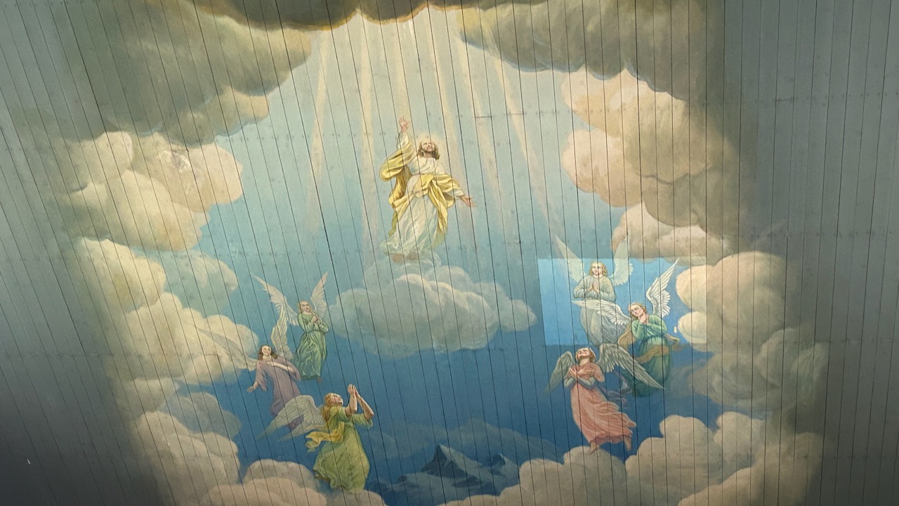 Englene danser rundt Kristus i himlingen i koret.