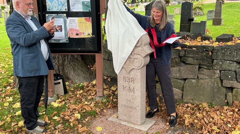 Ordfører Lene Conradi avduker milesteinen ved Asker kirke