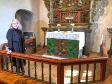 Kunstneren Solveig Aalberg i Røyken kirke med det ferdig monterte antependiet. Foto: Ellen Martha Blaasvær