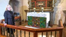 Kunstneren Solveig Aalberg i Røyken kirke med det ferdig monterte antependiet. Foto: Ellen Martha Blaasvær