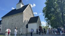 Avduking av milestein ved Røyken middelalderkirke (Foto: Asker kirkelige fellesråd)