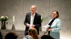 Kirkesjef John Grimsby (f.v.) og konstituert prost Ellen Martha Blaasvær melder med stor glede at smittevernveilederen ble avviklet lørdag 25. september. (Foto: Bo Mathisen)