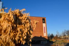 «Lys i desember» står det på Teglen, Spikkestad kirke- og kultursenter. Adventstiden er også blitt en tid for nye smittevernregler, men kirkene holder åpent. Foto: Jørgen Svartvasmo/Asker kirkelige fellesråd