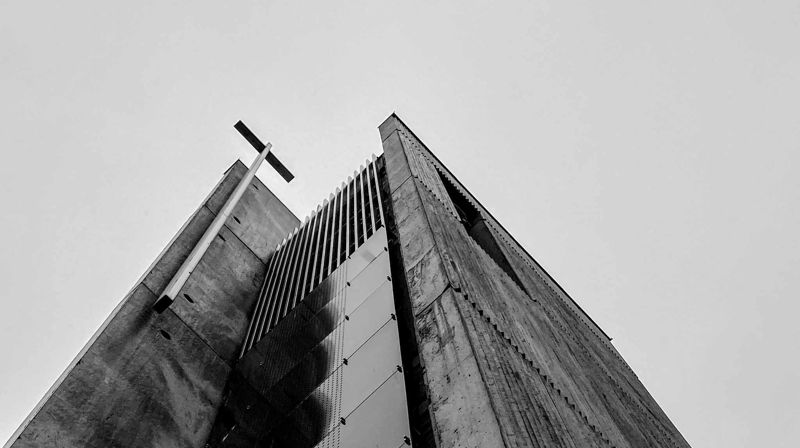 Søndag klokken 13 ringer klokkene i klokketårnet ved Østenstad kirke (bildet) sammen med kirkeklokker i hele landet, for menneskene som lider på grunn av krigen i Ukraina. Foto: Magnus Pettersen Kjellin