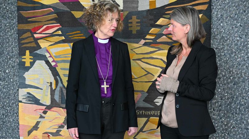 Biskop Kari Veiteberg møtte ordfører Lene Conradi og Asker kommune i forbindelse med biskopens områdevisitas til Asker, Holmen og Vardåsen menigheter. Foto: Asker kirkelige fellesråd / Jørgen Guntveit Svartvasmo