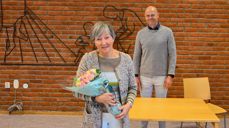 I ledermøtet 25. mai ble Tove Sveva takket for innsatsen av kirkesjef John Grimsby. Foto: Jørgen Svartvasmo
