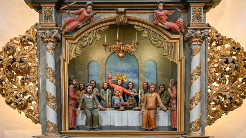 Altertavlen i Asker kirke fremstiller nattverden. Tavlen ble laget av treskjærer Lars Sivertsen i 1724. Den ble reddet ut av Gamle Asker kirke under brannen i 1878 og rekonstruert på Norsk folkemuseum. Foto: Jørgen Svartvasmo