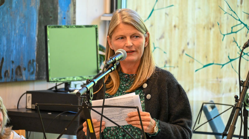 Ordfører Lene Conradi gratulerer Kirkens feltarbeid i Asker med dagen. Foto: Asker kirkelige fellesråd