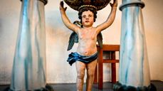 Bildet viser engelen som bærer skålen på døpefonten i Asker kirke. Døpefonten er fra 1705 og er laget av tre. Kunstner er Lars Sivertsen, som også har laget prekestolen og altertavlen. Foto: Jørgen Svartvasmo / Asker kirkelige fellesråd