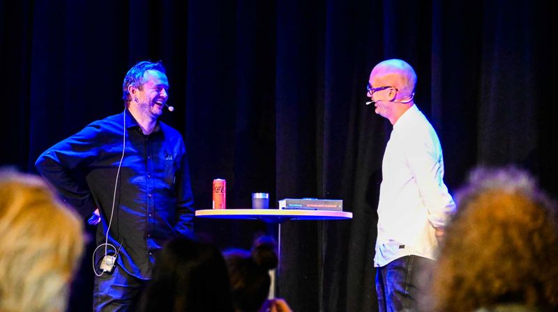 Knut Anders Sørum (til venstre) i samtale med sokneprest i Vardåsen, Olaf Huuse Haraldstad. Foto: Asker kirkelige fellesråd/Svartvasmo