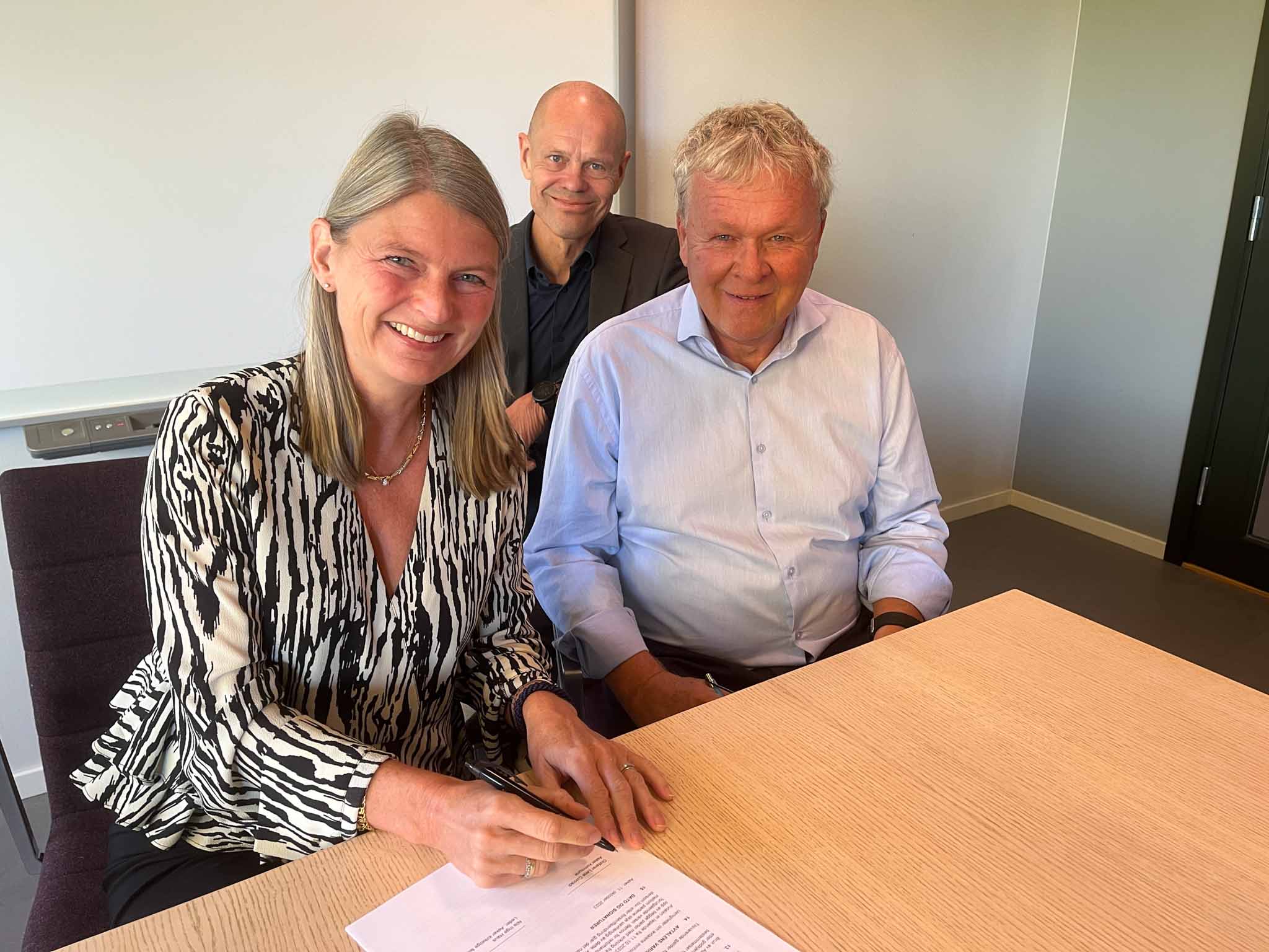 Samarbeidsavtale mellom kirke og kommune signert. Ordfører Lene Conradi og fellesrådets leder Nils Inge Haus. Bak: kirkesjef John Grimsby.